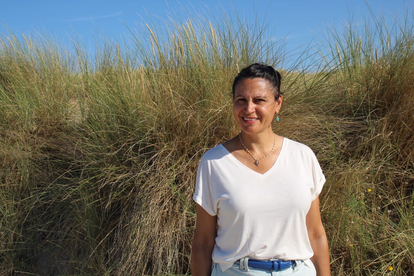 Laure Julien, sophrologue, dans les dunes de Bréhal